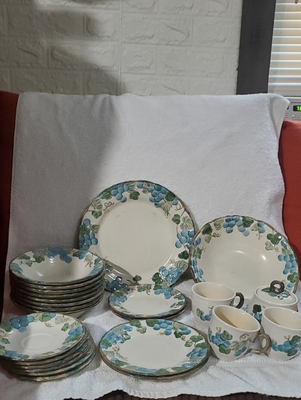 Blue & Green Grape Metlox Poppy Trail Ceramic Dinnerware Set - 25-Piece